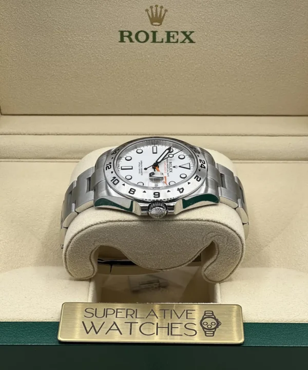 Rolex Explorer II de esfera blanca con fecha y bisel fijo de 24 horas