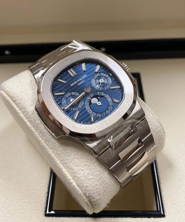 Patek Philippe Nautilus white gold / 5740G / 2020
