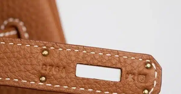 Detalle del sello de un bolso Hermès