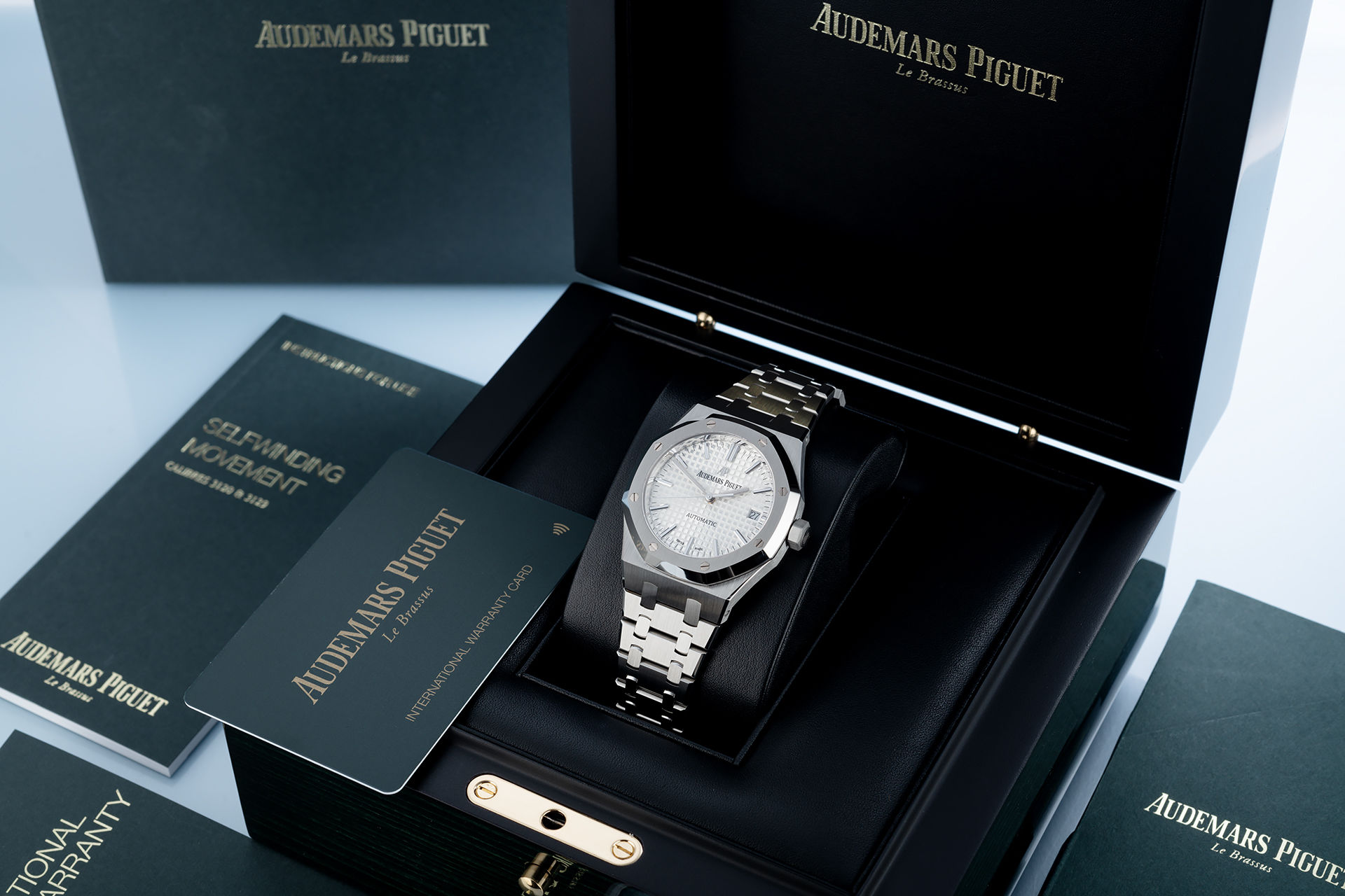 Audemars Piguet Royal Oak con caja y documentación para una operación segura