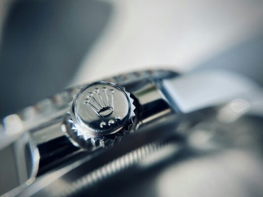 Detalle de la corona de un Rolex automático antes de darle cuerda