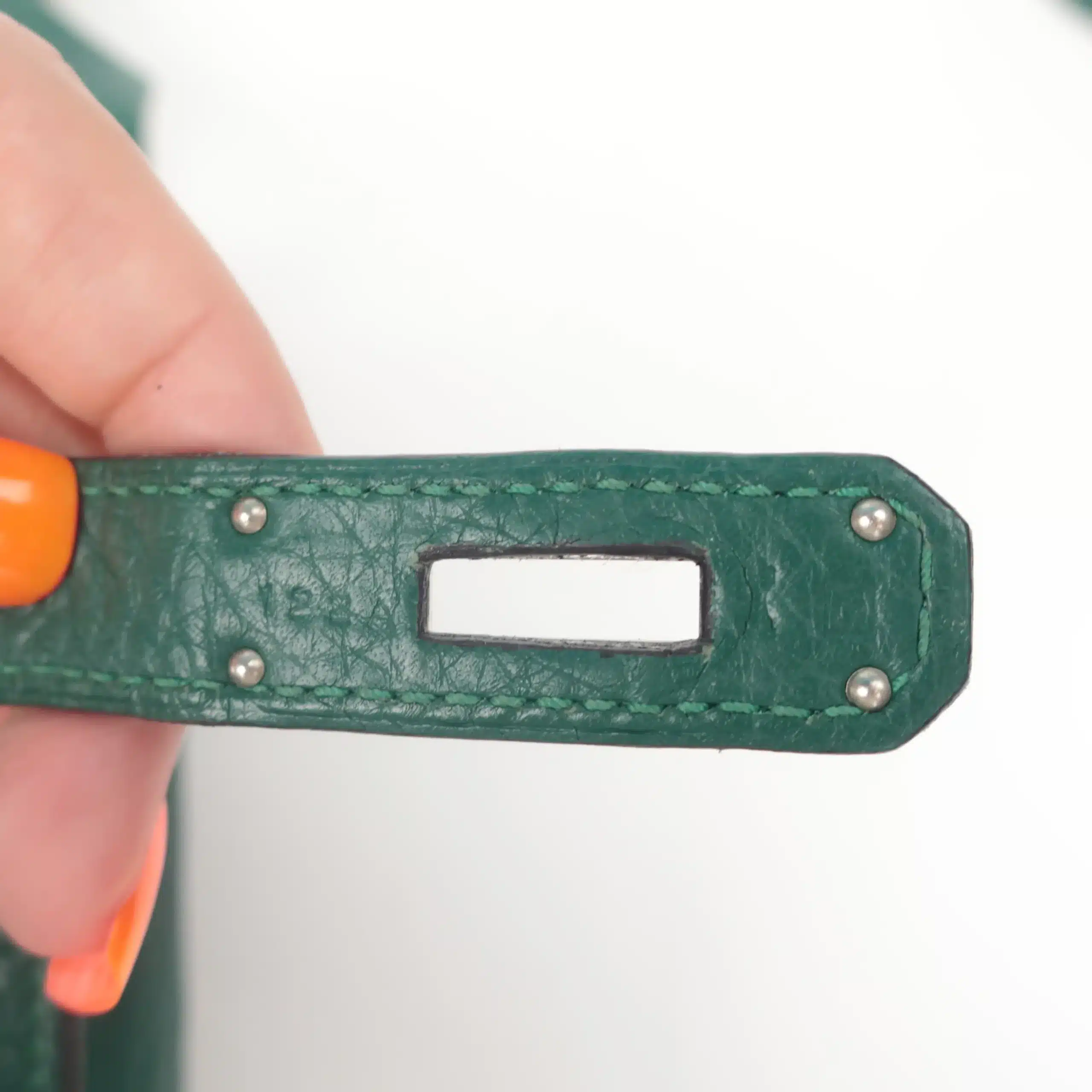 Primer plano de un sello ciego Hermès