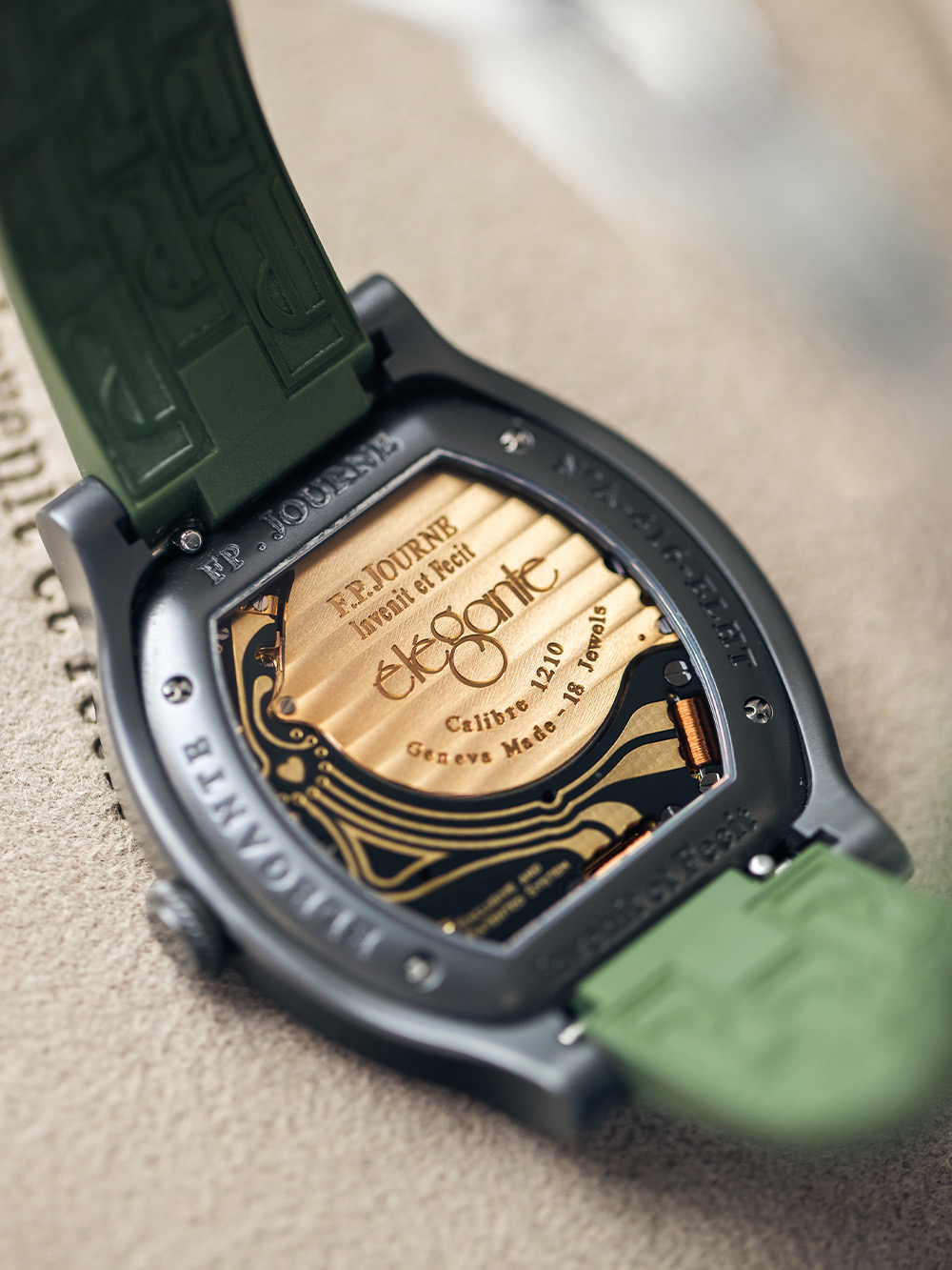 Reverso y calibre del reloj F. P. Journe Élégante con correa verde