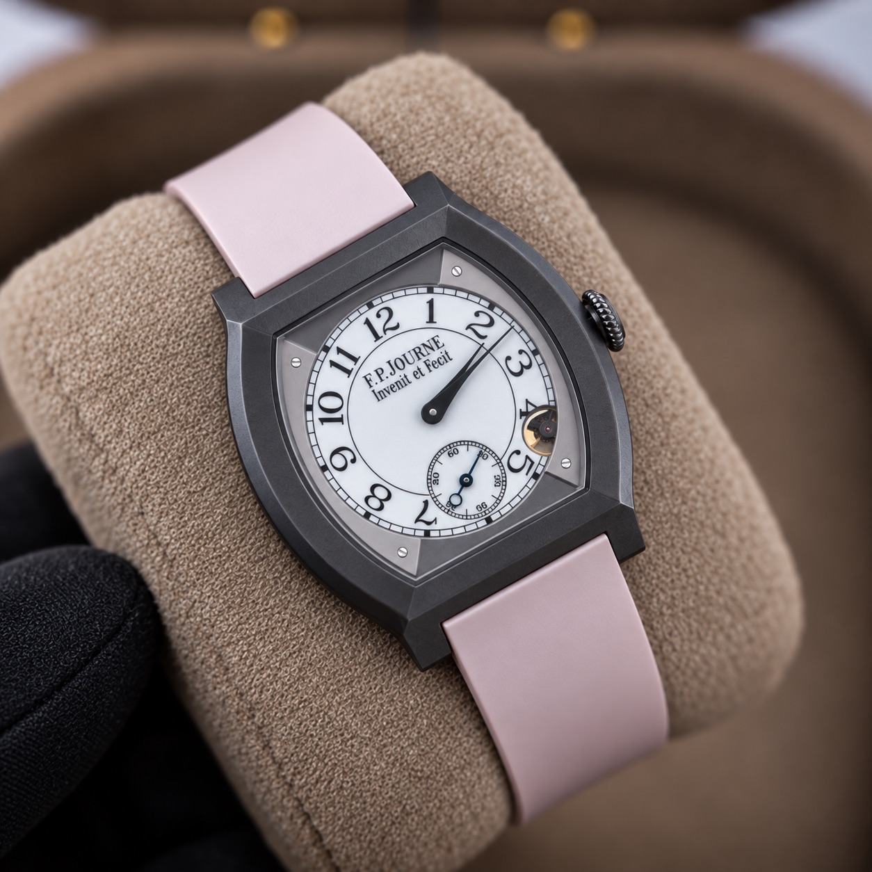 Reloj F. P. Journe Élégante Titalyt con correa rosa, detalle de esfera