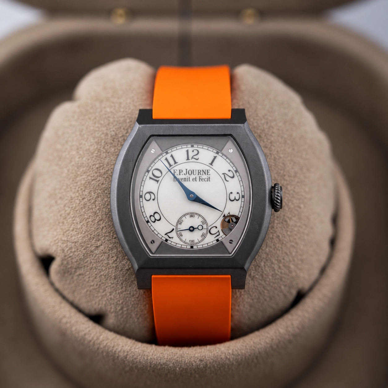 Reloj F. P. Journe Élégante Titalyt con esfera blanca y correa naranja, vista frontal