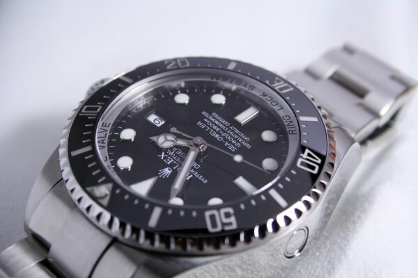 Detalle de la esfera, bisel y acabados de un Rolex Submariner