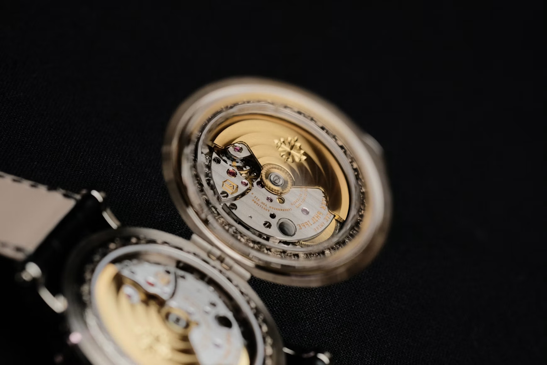 Fondo abierto de un Patek Philippe Grand Complications 5160/500G con el rotor y el movimiento automático a la vista