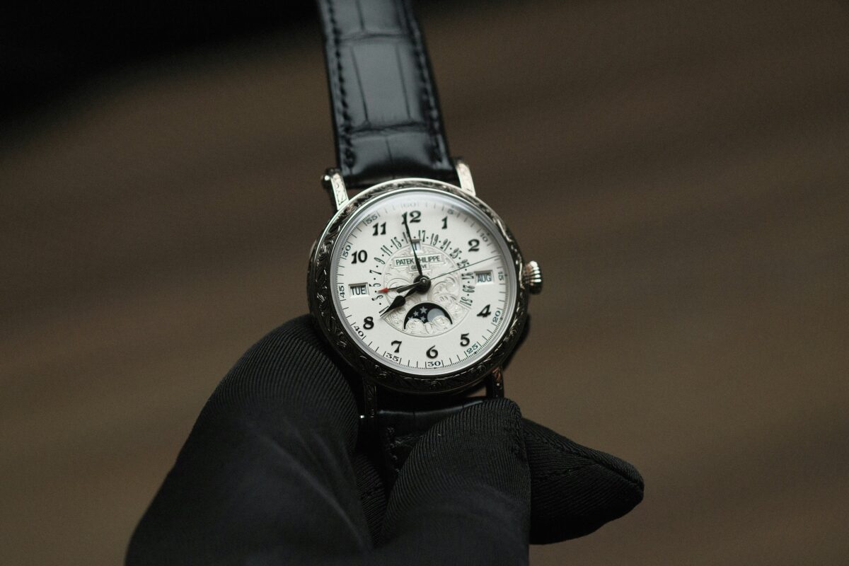 Patek Philippe de complicaciones examinado con guantes