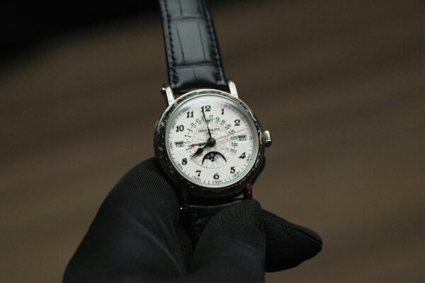 Patek Philippe de complicaciones examinado con guantes