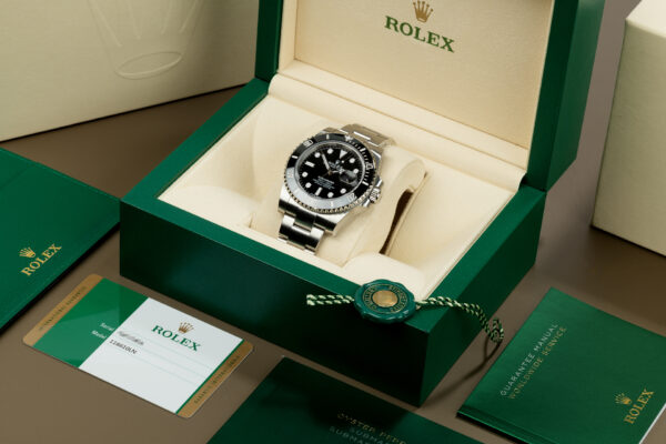 Rolex Submariner Date 116610LN con caja de presentación, tarjeta de garantía, manuales y sello colgante