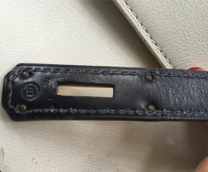 Sello ciego Hermès dentro de un círculo