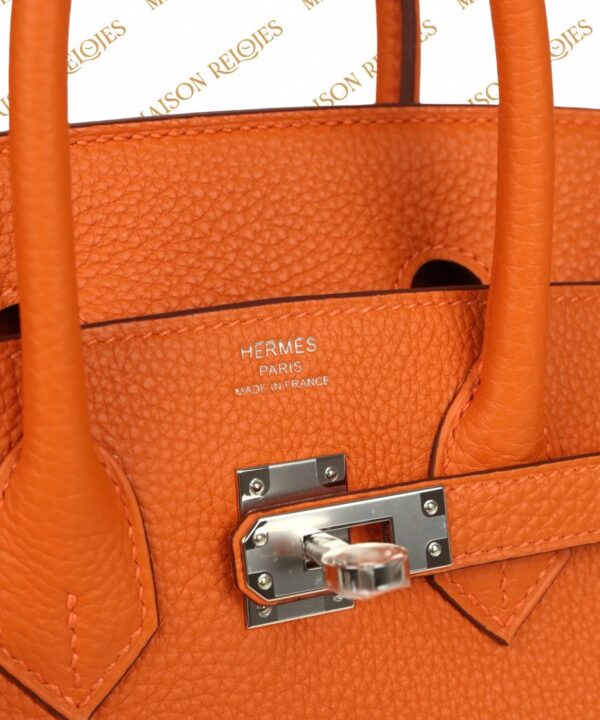 Hermès Birkin 25 Orange Minium en piel Togo con herrajes de paladio PHW — detalle del cierre y sello