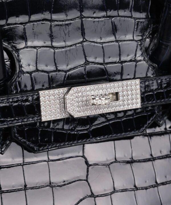 Hermès Birkin 35 Bleu Marine en cocodrilo Porosus brillante con herrajes de oro blanco 18K y diamantes — detalle del cierre con diamantes