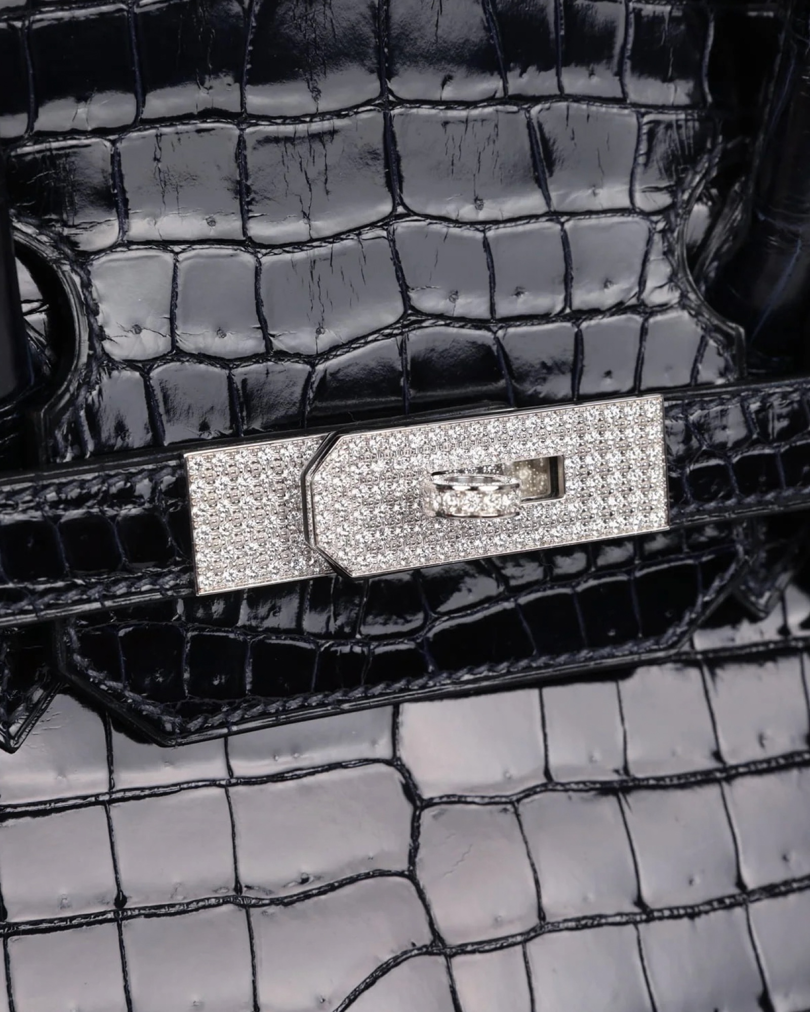 Hermès Birkin 35 Bleu Marine en cocodrilo Porosus brillante con herrajes de oro blanco 18K y diamantes — detalle del cierre con diamantes