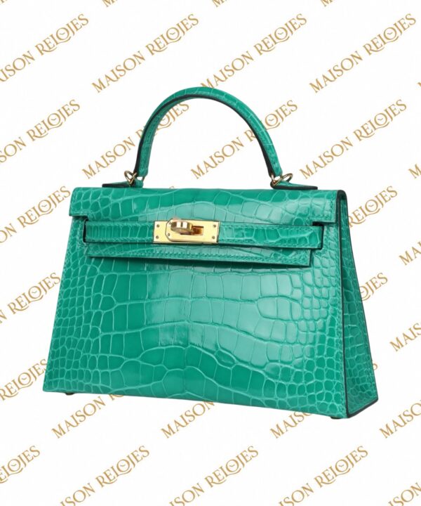 Hermès Mini Kelly 20 Sellier Vert Jade en aligátor brillante con herrajes dorados GHW — vista tres cuartos