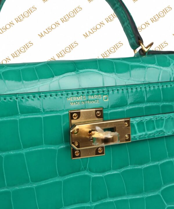 Hermès Mini Kelly 20 Sellier Vert Jade en aligátor brillante con herrajes dorados GHW — detalle del cierre y sello