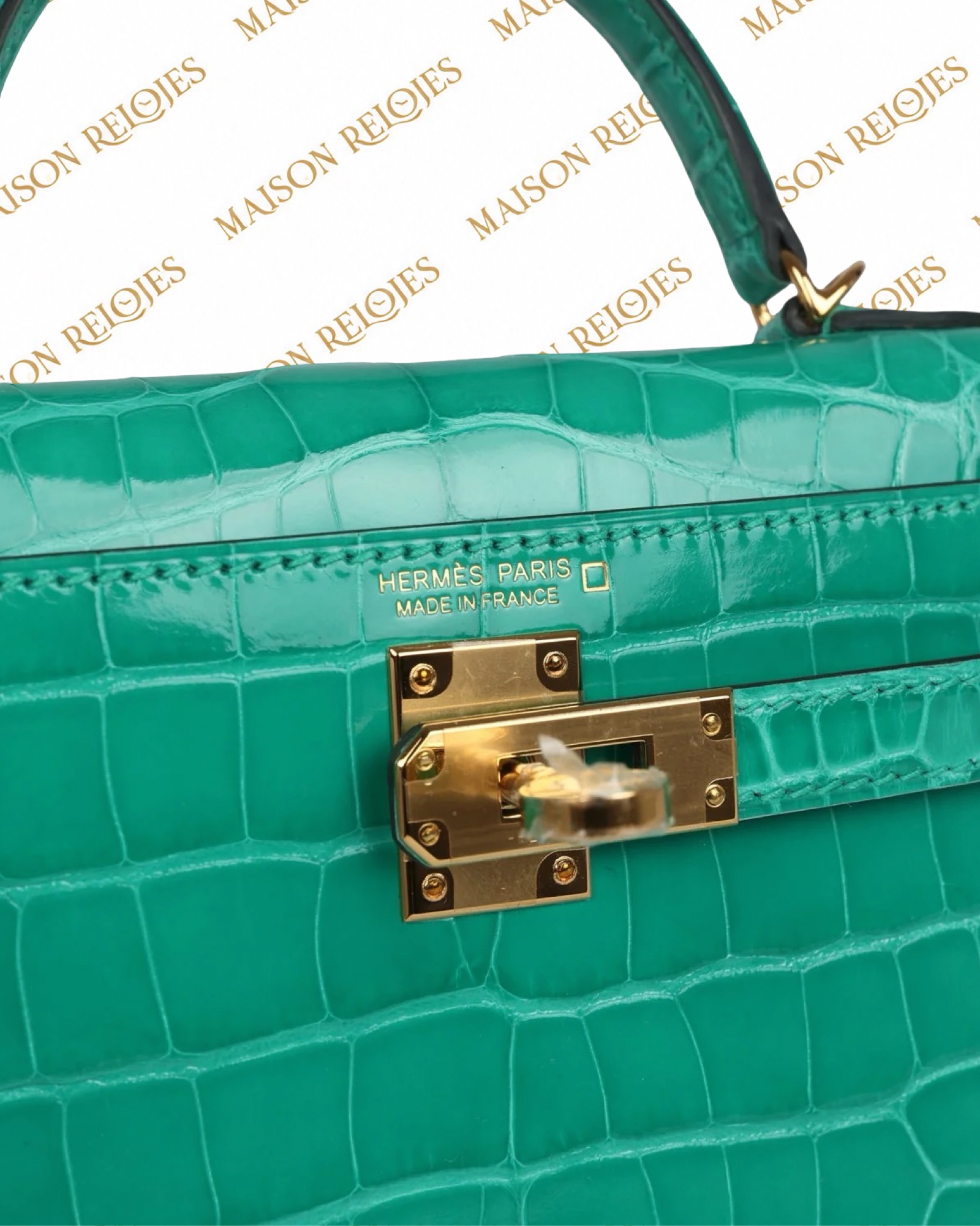 Hermès Mini Kelly 20 Sellier Vert Jade en aligátor brillante con herrajes dorados GHW — detalle del cierre y sello