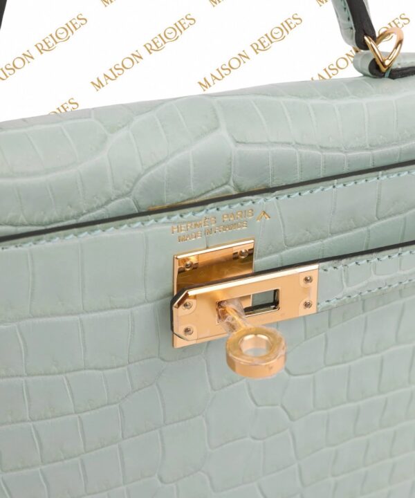 Hermès Mini Kelly 20 Sellier Vert d’Eau en cocodrilo Porosus mate con herrajes dorados GHW — detalle del cierre