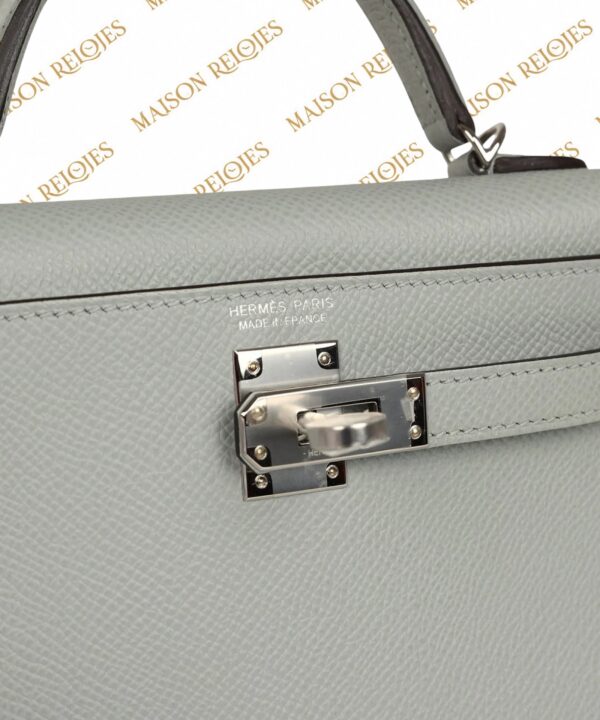 Hermès Mini Kelly 20 Sellier Bleu Glacier en piel Epsom con herrajes de paladio PHW — detalle del cierre