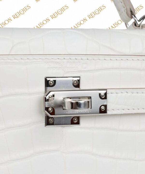Hermès Mini Kelly 20 Crème Chantilly en aligátor mate — detalle del cierre de paladio PHW
