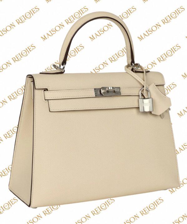 Hermès Kelly 28 Sellier Nata en piel Epsom con herrajes de paladio PHW — vista tres cuartos izquierda