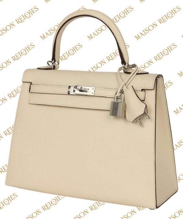 Hermès Kelly 28 Sellier Nata en piel Epsom con herrajes de paladio PHW — vista tres cuartos derecha