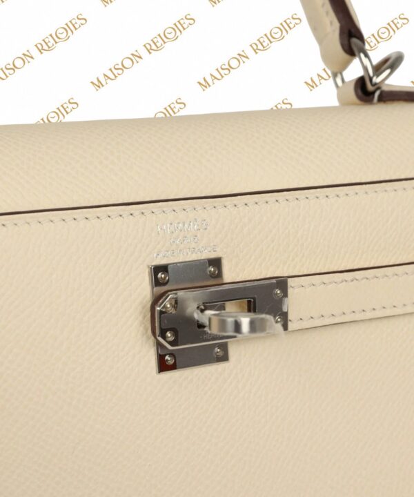 Hermès Kelly 28 Sellier Nata en piel Epsom con herrajes de paladio PHW — detalle del cierre y sello