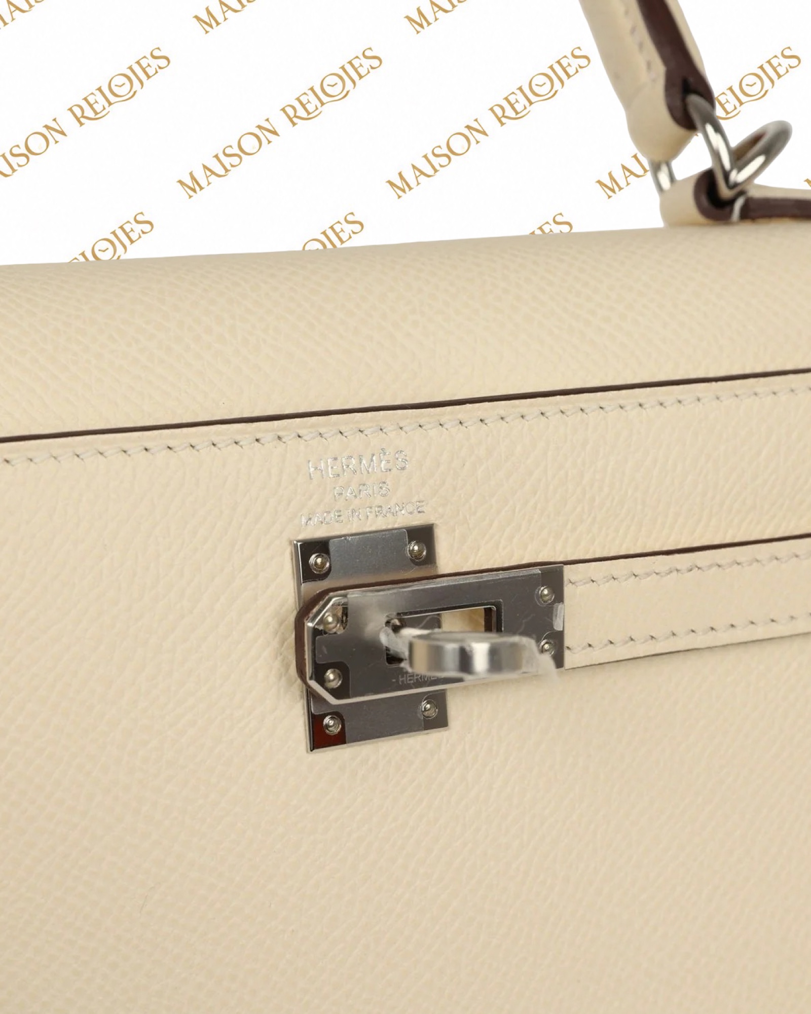 Hermès Kelly 28 Sellier Nata en piel Epsom con herrajes de paladio PHW — detalle del cierre y sello