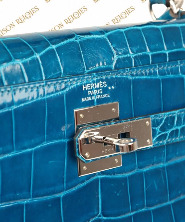 Hermès Kelly 32 Sellier / Bleu Izmir / Cocodrilo Niloticus brillante / PHW - Imagen 7