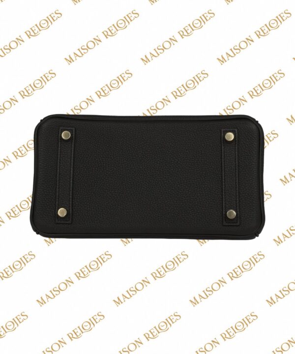 Hermès Birkin 25 Black en piel Togo con herrajes Dorados (GHW): base con cuatro apoyos metálicos