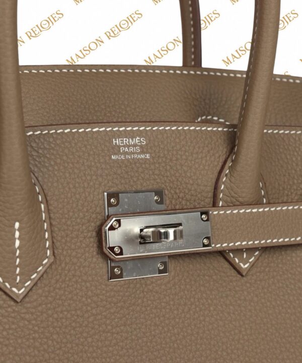 Hermès Birkin 25 Étoupe en piel Togo con herrajes Paladio (PHW): detalle del sello Hermès y cierre