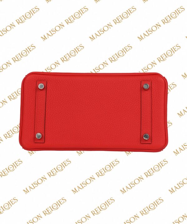Hermès Birkin 25 Rouge Pivoine en piel Togo con herrajes Palladium: base con cuatro apoyos metálicos
