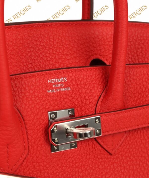 Hermès Birkin 25 Rouge Pivoine en piel Togo con herrajes Palladium: detalle del sello Hermès y cierre