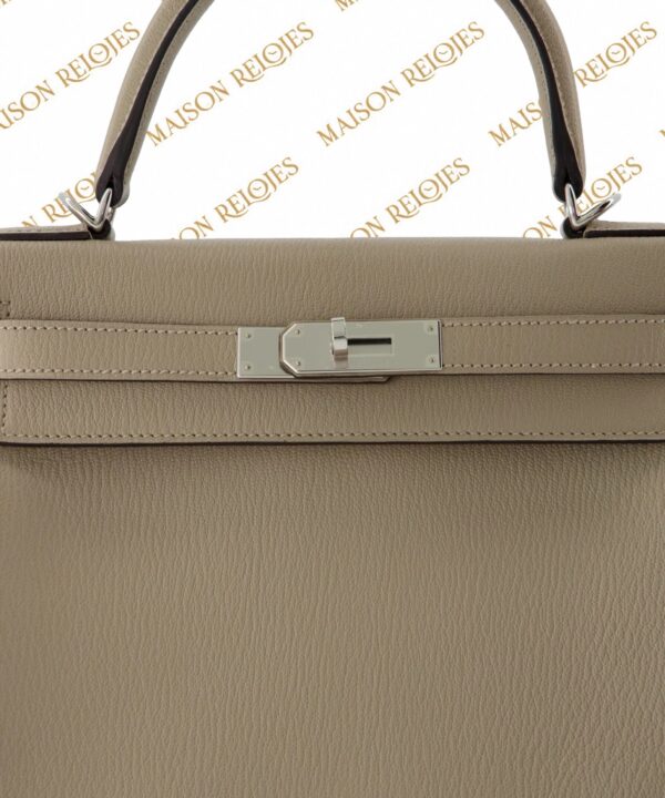 Hermès Kelly 28 / Gris Tourterelle / Chèvre Mysore / PHW / Special Order - Imagen 7
