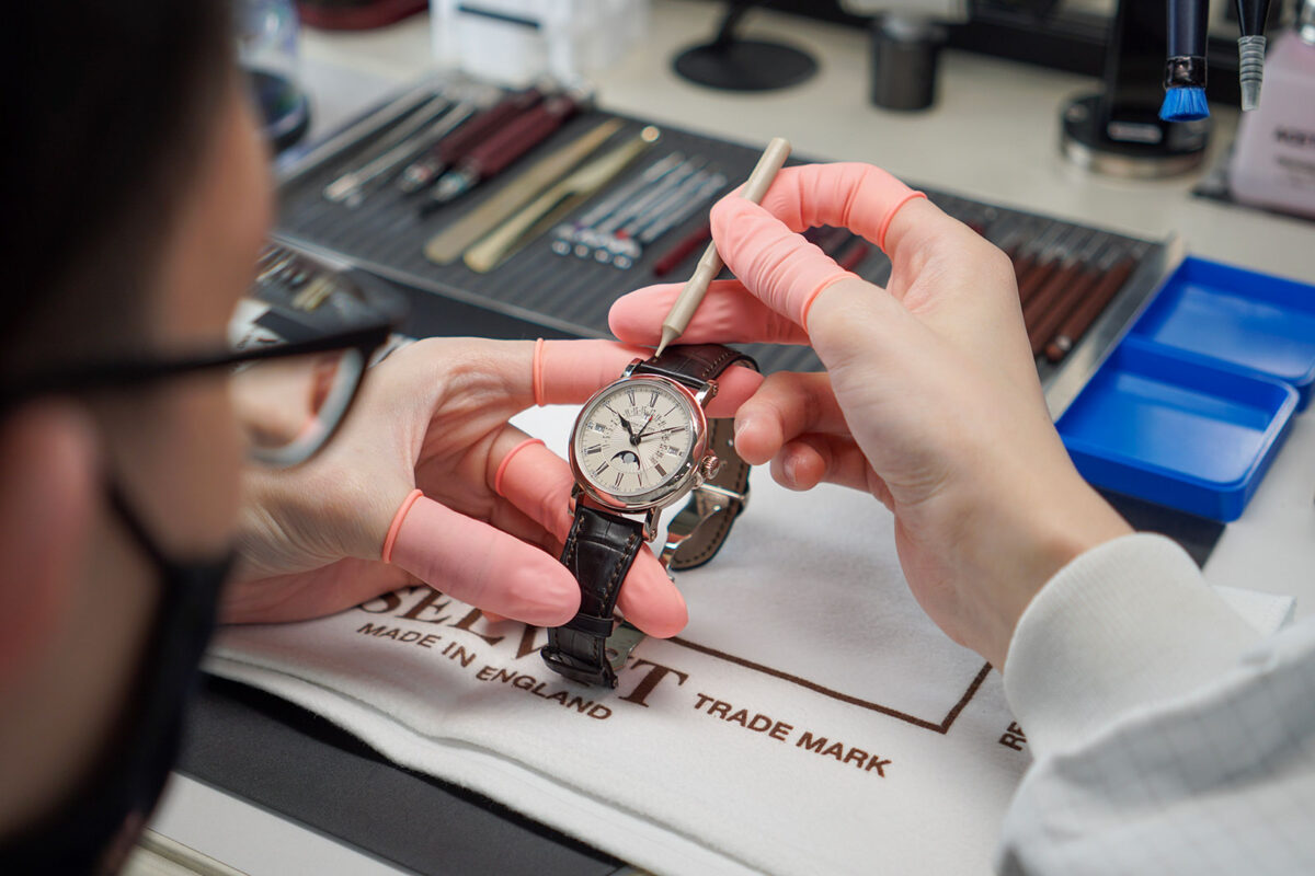 Relojero trabajando en el mantenimiento de un Patek Philippe