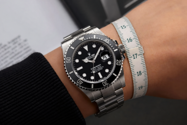 Rolex Submariner en una muñeca medida con cinta métrica para elegir el tamaño del reloj
