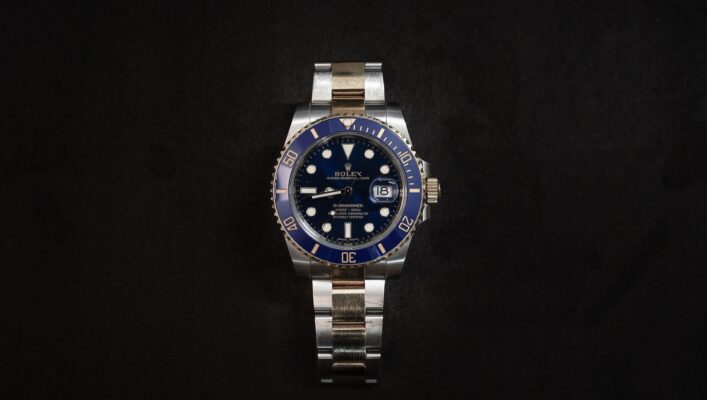 Primer plano de un Rolex Submariner automático sobre fondo negro