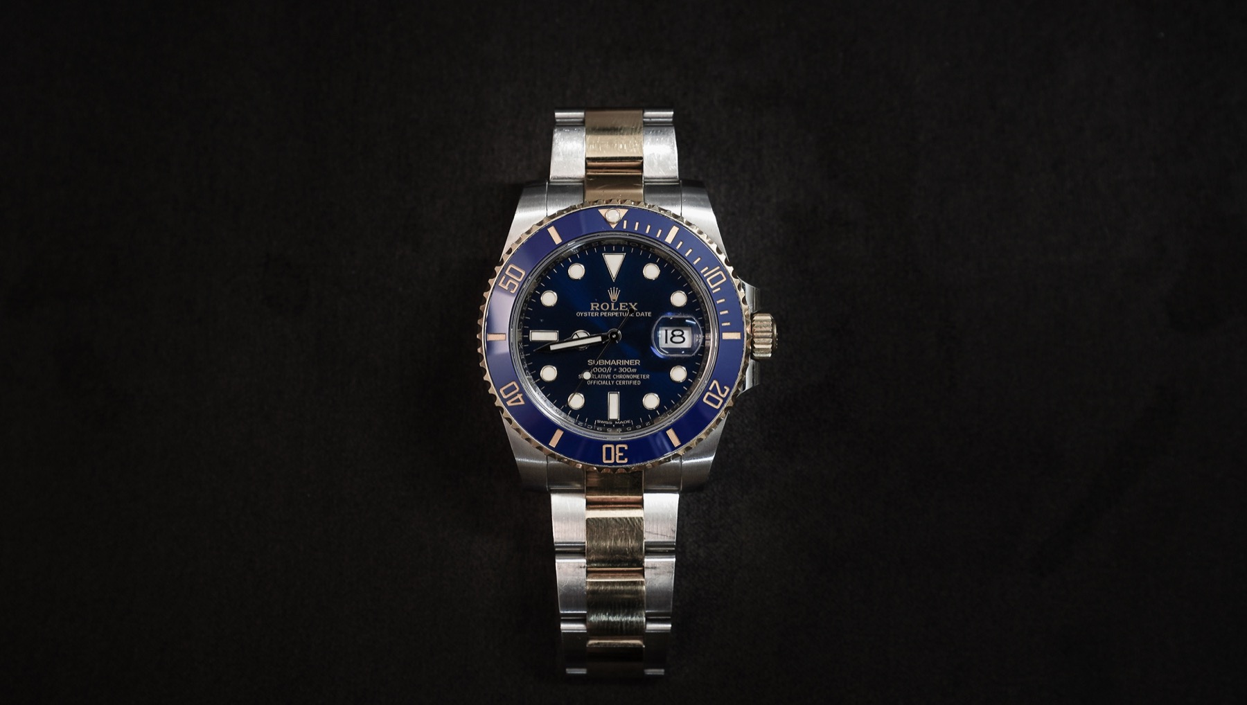 Primer plano de un Rolex Submariner automático sobre fondo negro