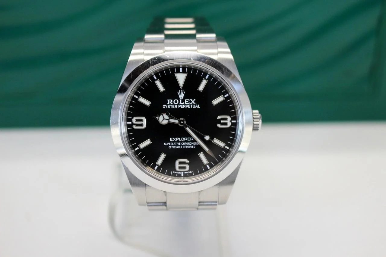Rolex Explorer de esfera negra con números 3 6 y 9