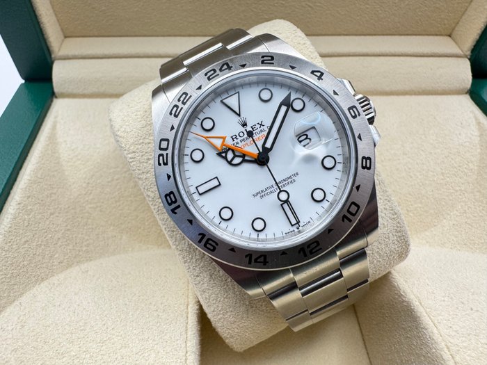 Rolex Explorer II de esfera blanca con bisel fijo de 24 horas